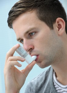 Mann-inhaliert-mit-Inhalator