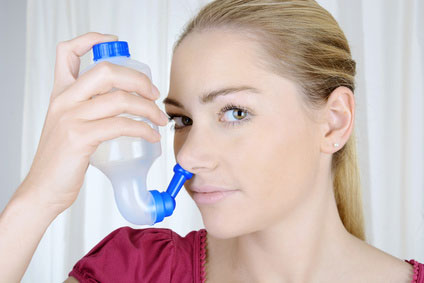 Eine Nasendusche ist für die Anwendung bei Erkältung und in anderen Fällen geeignet.